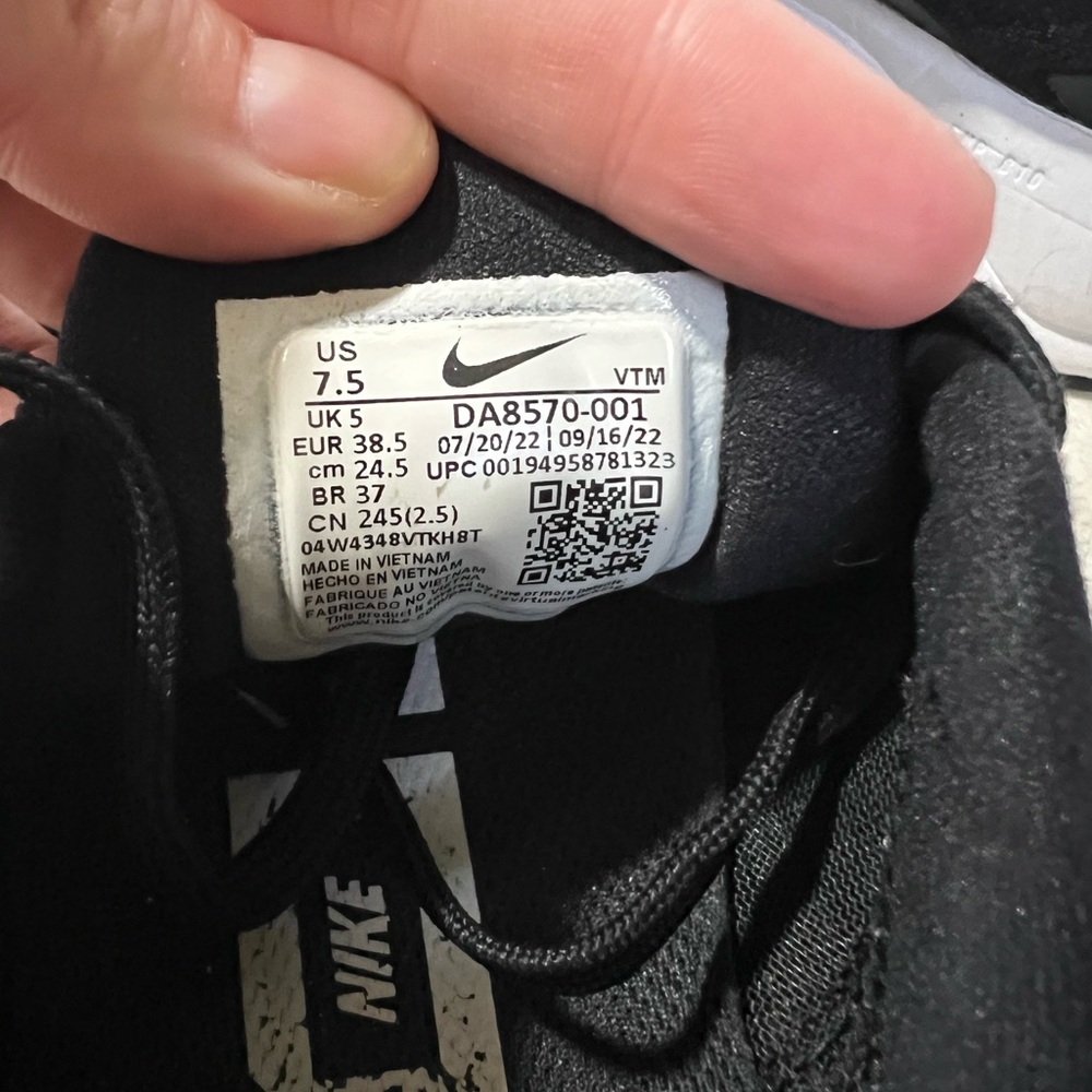 Nike Men's Black and White Athletic Shoes - Picture 4 of 4